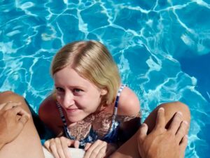 AnnaMai Porno Video: Heimlich den Poolboy gefickt!!