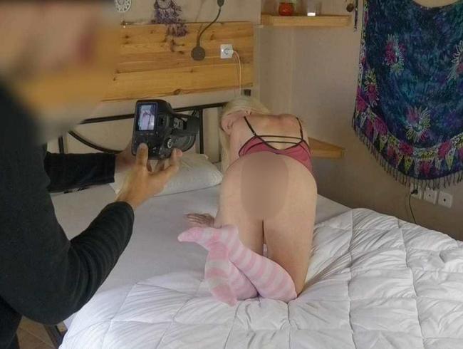AnnaMai Porno Video: Peinlich? - Schüchterner Fotograf bekommt steifen!